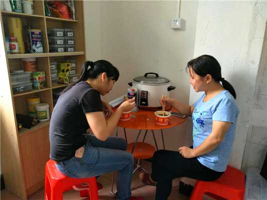 魅力小吃培訓(xùn)學(xué)員酸辣粉現(xiàn)場制作品嘗現(xiàn)場案例