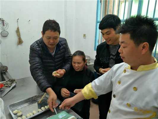 魅力小吃培訓(xùn)學(xué)員小吃培訓(xùn)師傅指導(dǎo)蒸餃制作現(xiàn)場案例