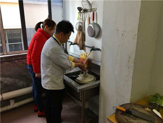 魅力小吃培訓(xùn)學(xué)員師傅現(xiàn)場(chǎng)教授四川面食制作技術(shù)案例