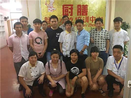 魅力小吃粉面系列培訓班學員畢業(yè)留影