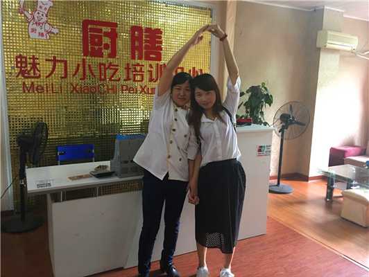魅力小吃培訓(xùn)女學員小吃培訓(xùn)學成畢業(yè)留念