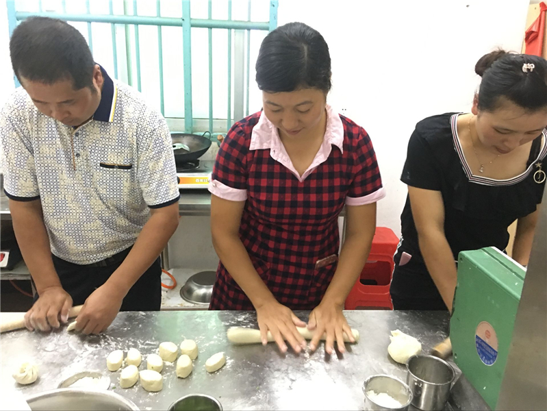 多名魅力小吃培訓(xùn)學(xué)員共同實(shí)踐做包子現(xiàn)場(chǎng)案例