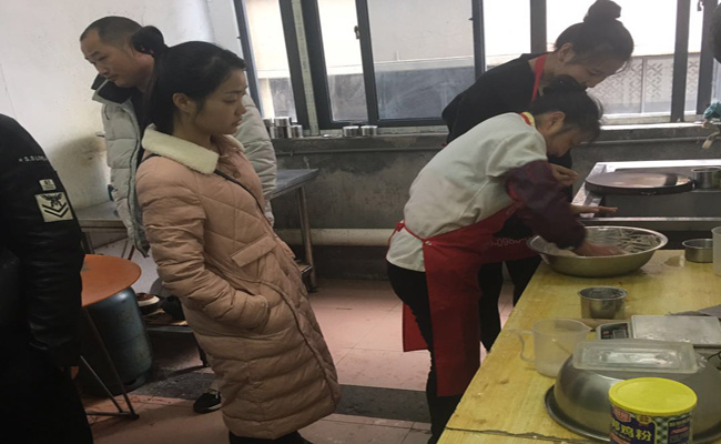 小吃培訓師傅現(xiàn)場教福鼎肉片制作